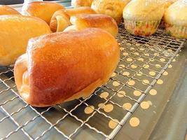 appena al forno pane a partire dal il forno, fragrante e delizioso. foto