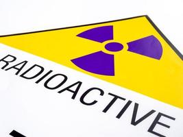 simbolo di pericolo di radiazioni ionizzanti come sfondo foto