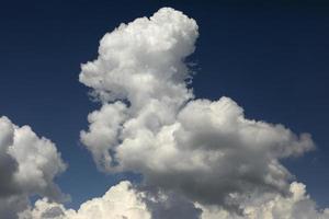 bianca nube nel blu cielo. atmosferico pressione. estate cielo. foto