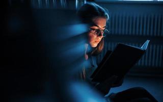 ottenere più intelligente ogni giorno. femmina alunno è nel biblioteca quello pieno di libri. concezione di formazione scolastica foto