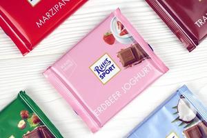 Kharkiv, Ucraina - dicembre 8, 2022 ritter sport cioccolato Prodotto. ritter sport era fondato nel 1912 nel stoccarda-cattivo cannstatt, Germania foto