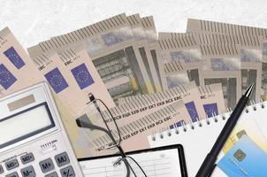 5 Euro fatture e calcolatrice con bicchieri e penna. imposta pagamento concetto o investimento soluzioni. finanziario pianificazione o contabile lavoro d'ufficio foto