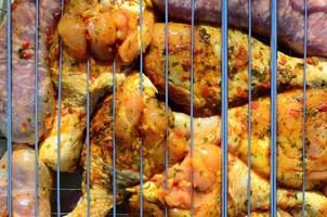 marinato pollo gambe su caldo bbq carbone campo griglia foto