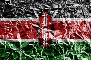 Kenia bandiera raffigurato nel dipingere colori su brillante spiegazzato alluminio Foglio avvicinamento. strutturato bandiera su ruvido sfondo foto