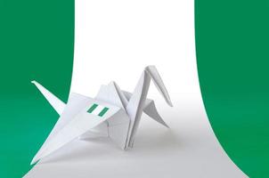Nigeria bandiera raffigurato su carta origami gru ala. fatto a mano arti concetto foto