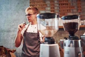 giovane maschio bar lavoratore al chiuso. concezione di attività commerciale e servizio foto