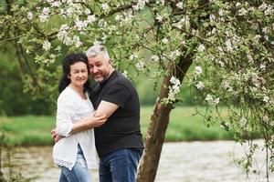 persone carine. coppia allegra che si gode un bel fine settimana all'aperto. bel tempo primaverile foto