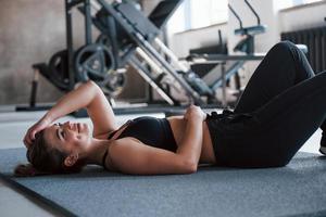 prendere una pausa. foto di una splendida donna bionda in palestra durante il fine settimana