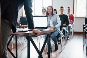 ora ti mostro alcuni esempi. gruppo di persone alla conferenza di lavoro nella moderna classe durante il giorno foto