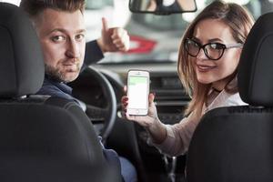 guardare dietro. assistente manager dando consigli e Aiuto per il cliente nel automobile salone foto