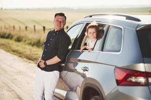 contento insieme. bellissimo persone è nel il moderno auto a loro fine settimana foto