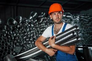 simpatico illuminazione. uomo nel uniforme lavori su il produzione. industriale moderno tecnologia foto