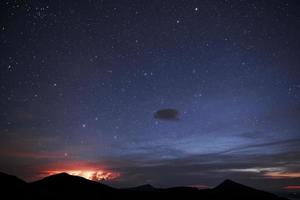 stellato notte. maestoso carpazi montagne. bellissimo paesaggio. mozzafiato Visualizza foto