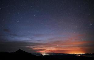 città luci lontano lontano. maestoso carpazi montagne. bellissimo paesaggio. mozzafiato Visualizza foto