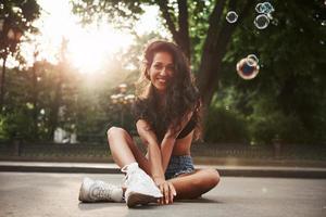 Alba e bolle. bellissimo donna con Riccio nero capelli avere bene tempo nel il città a giorno foto