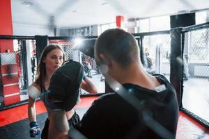 dietro a il recinzione. atletico giovane persone avere sparring su il boxe squillare foto