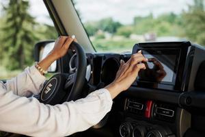 controllo pannello. particella Visualizza di donna quello unità moderno nuovo auto nel il città foto