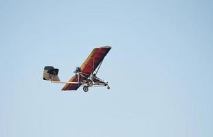 aereo volante alto su nel il senza nuvole cielo a giorno. maschio pilota foto