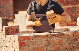 costruzione lavoratore nel uniforme e sicurezza attrezzatura avere lavoro su edificio foto