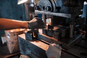 foto di dell'uomo mani lavori con metallo. industriale concezione