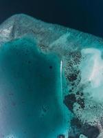 veduta aerea di una barca alle maldive foto