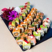 sushi rotola su un piatto foto