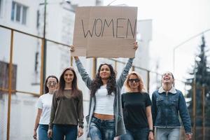 allegro umore. gruppo di femminista donne avere protesta per loro diritti all'aperto foto