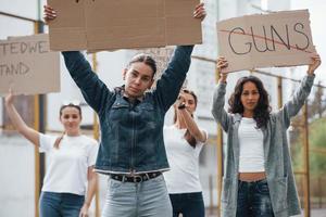 per il uguaglianza. gruppo di femminista donne avere protesta per loro diritti all'aperto foto