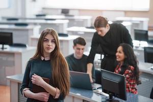 andiamo discutere nostro strategia. gruppo di giovane persone nel casuale Abiti Lavorando nel il moderno ufficio foto