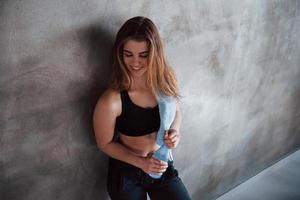 sensazione calma. foto di bellissima bionda donna nel il Palestra a sua fine settimana tempo