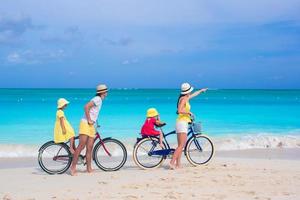 famiglia in sella a biciclette su una spiaggia foto