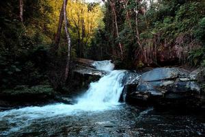 cascata naturale in thailandia foto