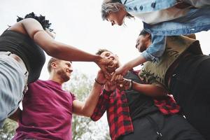 andiamo ottenere Questo festa cominciato. Multi etnico gruppo di persone avere festa all'aperto. Visualizza a partire dal giù foto