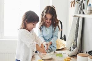 provando per ricreare che cosa essi erano ha insegnato. prescolastico amici apprendimento Come per cucinare con Farina nel il bianca cucina foto