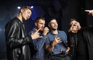 fine settimana tempo spesa. persone avere divertimento nel il club. con alcool nel mani foto