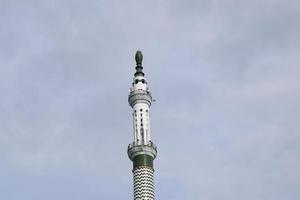 moschea torri nel Indonesia. moschea con islamico sfondo foto