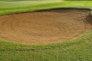 sabbiera bunker golf corso sfondi, il sabbiera su il golf corso fairway è Usato come un' ostacolo per atleti per competere foto