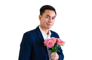 asiatico uomo indossare Marina Militare blu completo da uomo Tenere un' mazzo di rosa Rose isolato nel bianca sfondo per anniversario o San Valentino giorno concetto. foto