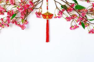 sospeso pendente per Cinese nuovo anno ornamento senso di parola è ricchezza con Cinese fiorire fiori su bianca sfondo. foto