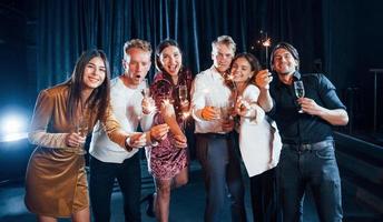 gruppo di amici nel festivo Abiti avere festa in casa insieme foto