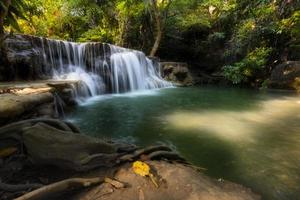 cascata profonda della foresta a Kanchanaburi, Tailandia foto