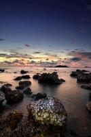 bellissimo paesaggio marino. mare e roccia al tramonto. composizione della natura. foto