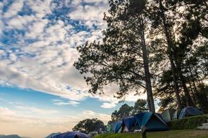 montagna paesaggio e tenda drammatico sera cielo foto