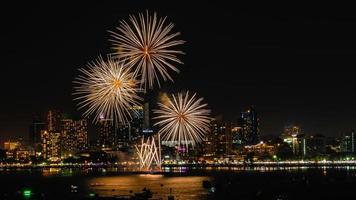 astratto colorato fuoco d'artificio sfondo leggero su il cielo con abbagliante Schermo foto