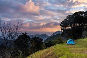 montagna paesaggio e tenda drammatico sera cielo foto