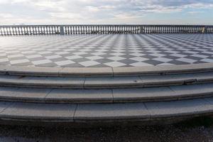 livorno,italia-novembre 27, 2022-mascagni terrazza, un' splendida belvedere terrazza con scacchiera pavimentata superficie, Livorno, Toscana, Italia durante un' soleggiato giorno. foto