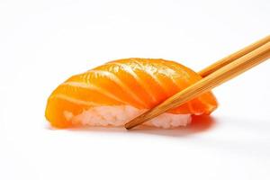 Sushi salmone tonno Sushi gamberetto e wasabi su il bianca piatto. su il tavolo foto