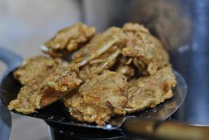 bakwan è tipico tradizionale spuntini di asiatico indonesiano le persone. il ingredienti siamo la verdura, Generalmente, triturati cavoli e carote, malconcio e in profondità fritte nel cucinando olio. foto