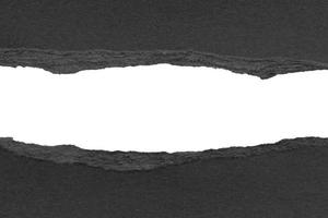 nero strappato carta strappato bordi strisce isolato su bianca sfondo foto