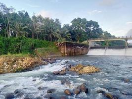 il fiume flusso è calma e pulito foto